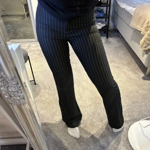 Kostymbyxor  - Säljer dessa svart vit randiga kostymbyxor ifrån new yorker i storlek S. Säljer pågrund av att jag inte använder de längre.