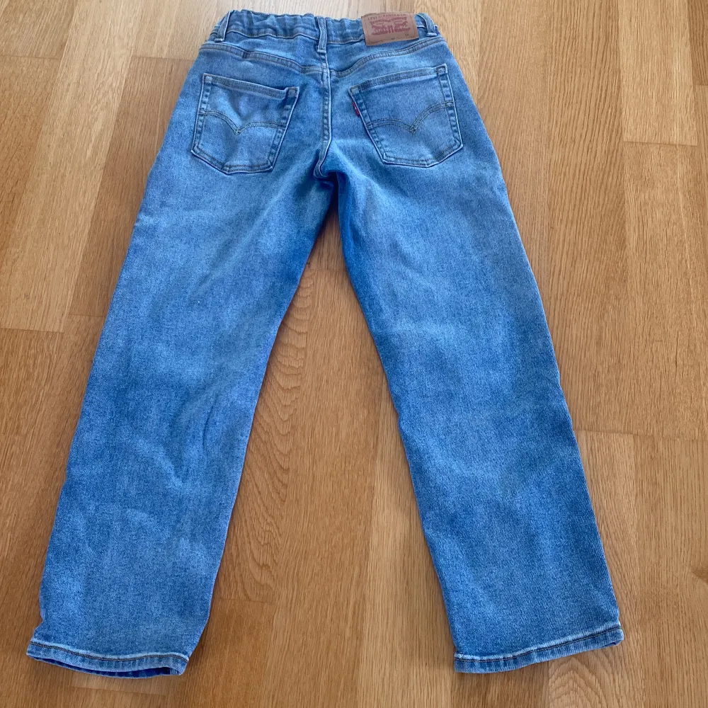 Ett par Levi’s jeans som är andvända. Bra skick och sitter perfekt. De är för små för mig och jag är 162 cm lång.. Jeans & Byxor.