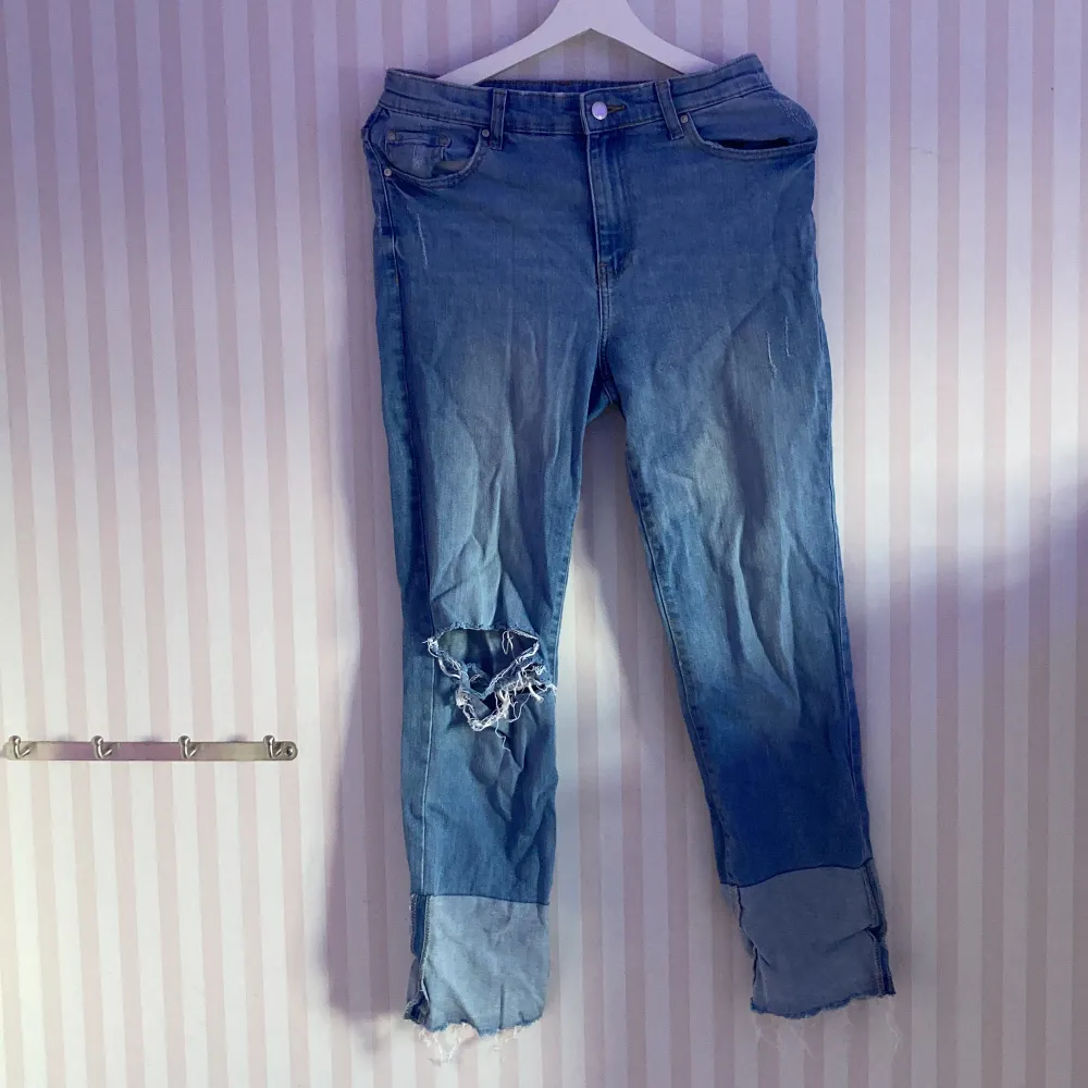 Strl:38, använts endast 1 gång då de inte riktigt var min stil, bra skick förutom att dem är skrynkliga.🫶🏼. Jeans & Byxor.