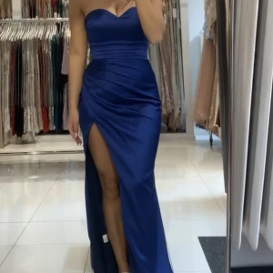 Maxiklänning från Dressroom Linné - Marinblå maxiklänning i silke med slit. Köpt från Dressroom Linné för 4000 kr. Endast använd en kväll, så gott som ny. Storlek: UK size 6, funkar som XS-S. Kemtvättad