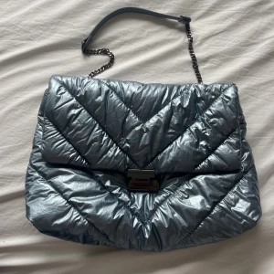 ZARA väska - Glansig ZARA väska.