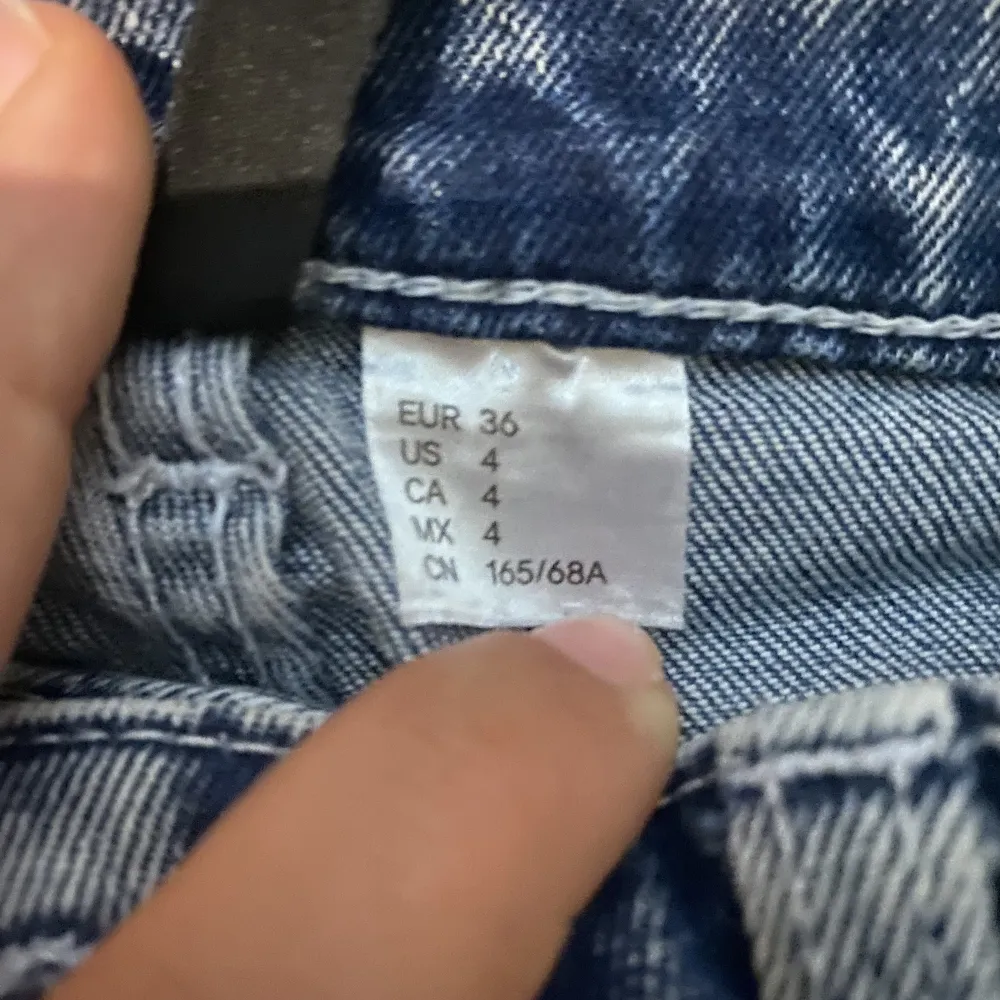 Säljer lågmidjade jeans från hm i flare modellen. Storlek 36. Säljer för 270💕. Jeans & Byxor.