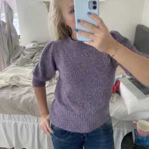 Stickad tröja med puffärm - Stickad, mjuk kortärmad topp från NA-KD. Tröjan är i XS men passar både S och M, och är ganska stor i storleken😁