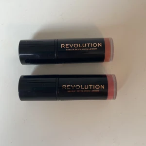 Läppstift - Två st läppstift från Revolution. Använda 1-4 gånger ❤️ Säljer ENDAST i par ❤️