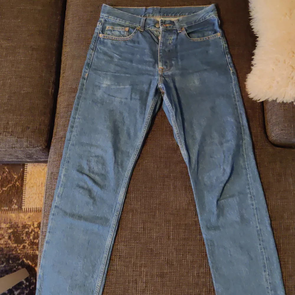Fina blåa jeans från Dr.Denim jeans i okej skick. Passformen är straight leg och är storlek 28/32 men hade passat 29/32 potentiellt 30/32 då midjan stretchats ut efter användning.  Nypris 600kr. Jeans & Byxor.