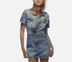 Jeansklänning zara - Jättefin jeansklänning från zara, helt oanvänd endast testad💖Säljer pga den är för liten 