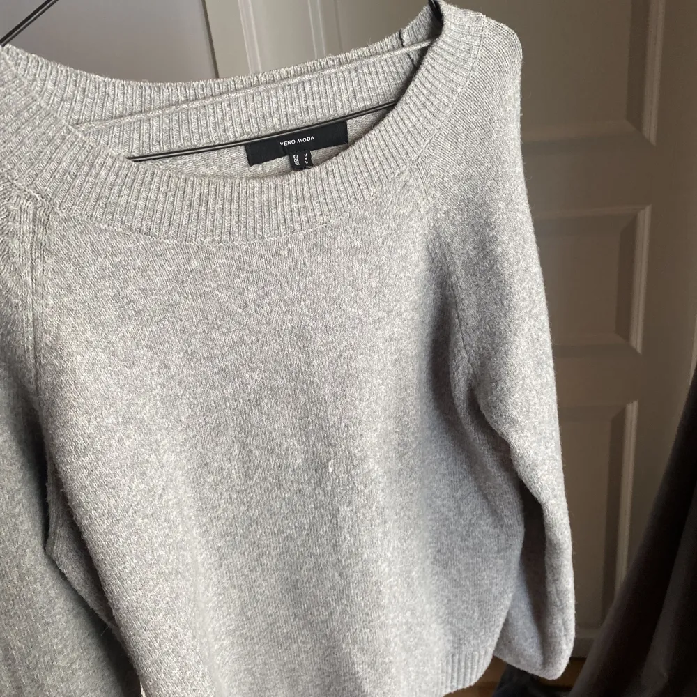 En grå mysig tröja från vero Moda, säljer eftersom jag ej får någon användning utav det! Skriv för fler bilder💕. Tröjor & Koftor.