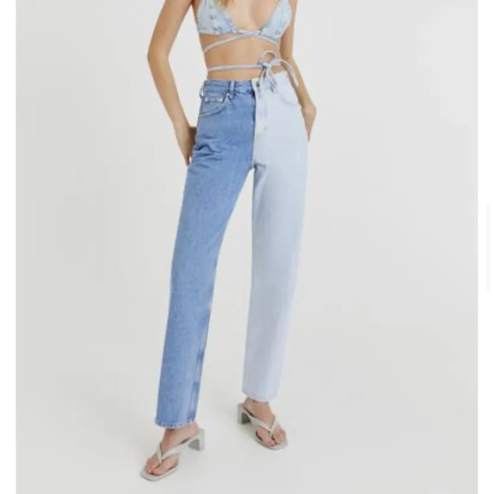 Säljer dessa jeans för att jag inte passar i dem längre (har ingen bild på mig i dem). Har även inte använt dem så mycket så dem är i fint skick 🥰. Jeans & Byxor.