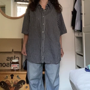 Grå oversized skjorta - Supersnygg randig skjorta som är lite stor på mig så den kommer inte till användning. Men nyskick! Köpte den för 350kr Frakt tillkommer, annars kan jag mötas upp i Gbg🚚📦