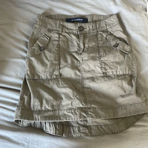Kjol - Grå cargokjol från 365 sunshine. I fint skick💕