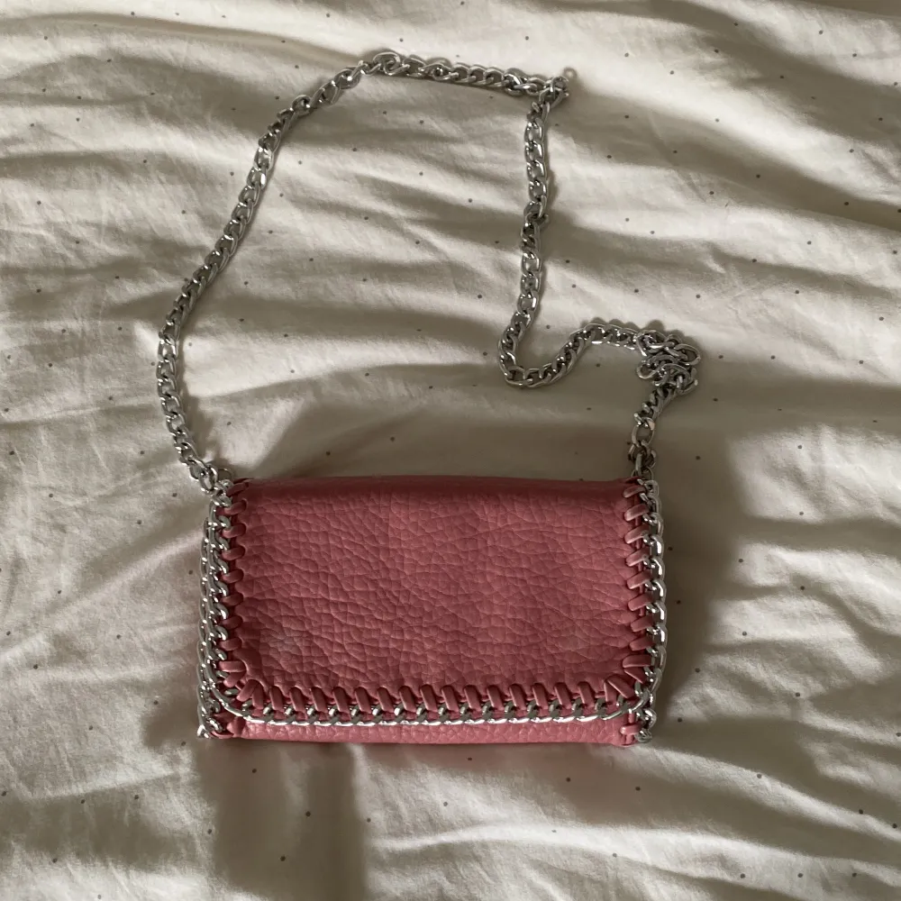 Säljer nu denna gulliga rosa väska från Tiamo, köpt från scorett för 499kr❣️ Den är lite vit där knapparna som man ser på bild 2 så därav sänker jag priset på den, men inget man tänker på! Skriv gärna till mig om ni har andra frågor💘 Fri frakt så passa på👀. Väskor.
