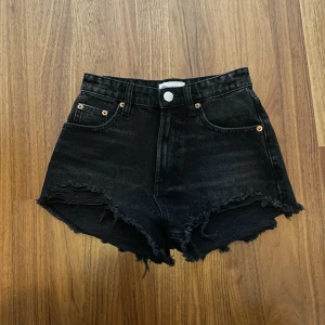 Zara shorts - Shorts från zara i storlek 32, säljer för 150kr plus frakt😊