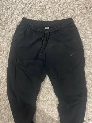 Nike tech byxor - Fint skick lite luddiga bak men annars jättefina. Bra att gå upp en storlek de gjorde jag brukar egentligen ha medium