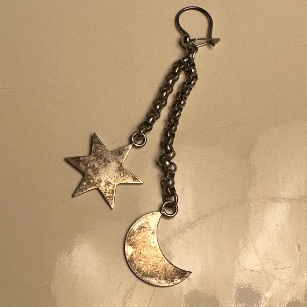 Superfint vintage örhänge med måne och stjärna i vad jag tror är silver ⭐️🌙 Endast ett örhänge. Behöver nog putsas lite, annars i gott skick. . Accessoarer.