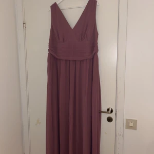 FESTKLÄNNING - Rosa klänning, aldrig använd 