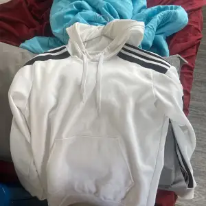 hej säljer min Adidas hoodie, använt ett par gånger. Inga fläckar eller något köp den tack 