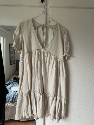 Sommarklänning - Söt vintage klänning köpt second hand. Aldrig använt då vädret denna sommaren inte har varit på topp. 