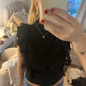 ZaraTopp - Supersnygg volangtopp från Zara!😍 använd få ggr🌸Passar både S-M