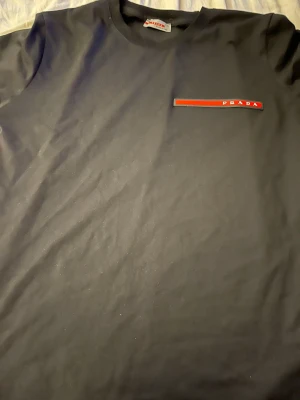 Prada t shirt - Säljer för ja inte använder den längre skick 10/10 använd 3 gånger typ