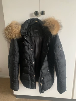 Rockandblue - Hej har en fin rockandblue Jacka till försäljning använd bara en vinter köpte den för 4500 men vill bara ha 2000 för den storleken är 44 medium 