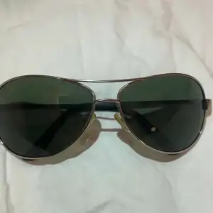 Svarta solglasögon som är i använt skick 💗
