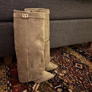 Knähöga boots - Säljer mina precis nyköpta beiga boots, aldrig använda utan bara provade inomhus, men säljer då jag inte trivdes i passformen. Storlek 37 men passar mig super som har 36. Köpte för 500kr på Bohoo rea men säljer för 400. Beiga i mockaimitation