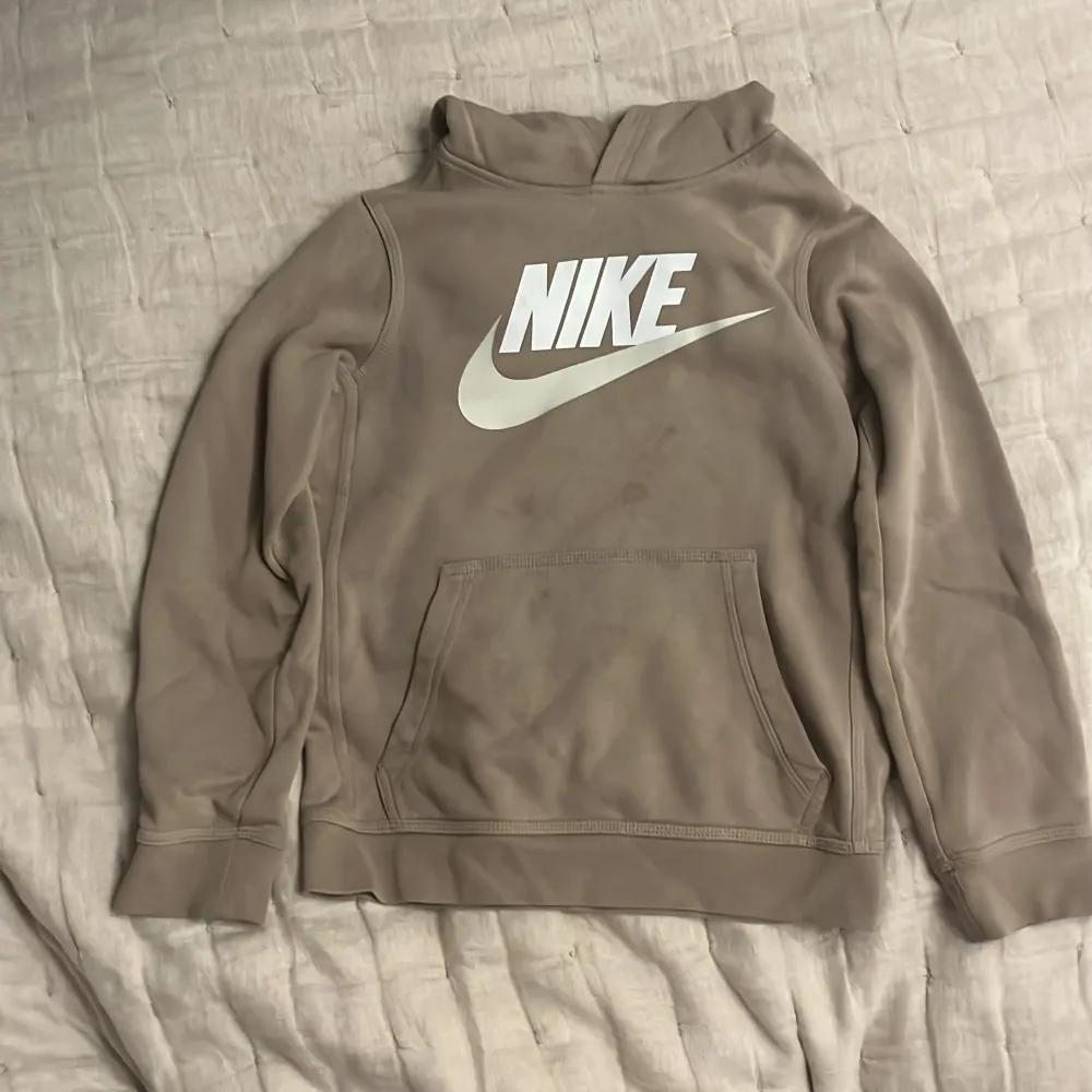 Beige Nike hoodie för barn i storlek 137-147 vi tvättar innan vi skickar den!❤️. Hoodies.