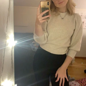 Stickad t-shirt - Säljer denna fina stickade tröjan med 3/4 armar då den inte kommer till användning. Storlek S från ginatricot. 100kr + frakt. Skriv för fler bilder🩷