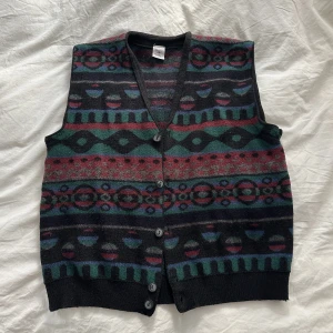 Väst - Nice vintage bäst köpt second hand. I otroligt bra skick. Sitter oversized på mig som är 160 cm lång.