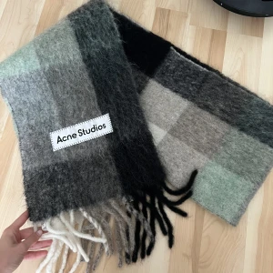 Acne halsduk - Säljer min acne halsduk. Nypris 2800kr. Använda ca 3 gånger, nyskick.