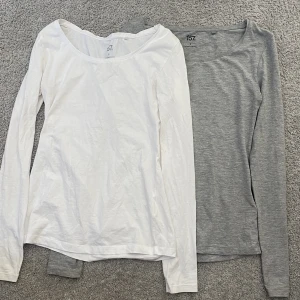 Två Tröjor - Två fina enkla tröjor från lager 157. Tröjorna är knappt använda. Säljer dem pågrund av att de inte kommer till användning. 💓