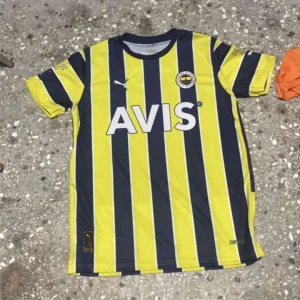 Fenerbahçe 2022 striped Jersey - Säljer en Fenerbahce tröja som är i bra skick och har storlek L. Den har tunt och skönt material. Ny pris 799kr säljer den för 299kr.