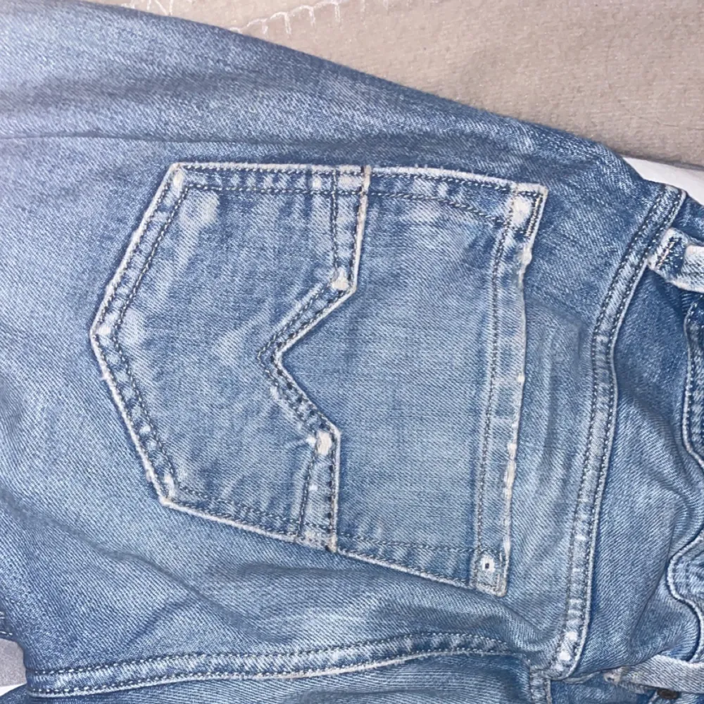 Långa jeans, sjukt snygga. Säljer då dem är för långa på mig som är 157. Det står ingen storlek i men skulle gissa 38/M. Köpta för 350 kr. Köparen står för frakten😊. Jeans & Byxor.