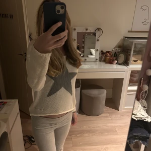 Stjärn tröja 💓 - Söt tröja med stjärna på magen säljer pågrund av att den inte kommer till användning 🩷