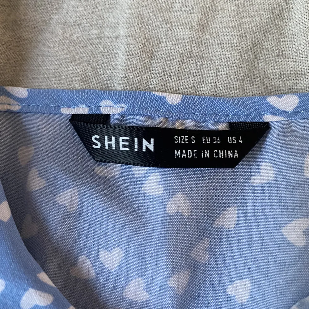 En blå omlottklänning från shein i storlek S. Andvänd ca 2-3 ggr så den är i ett bra skick. . Klänningar.