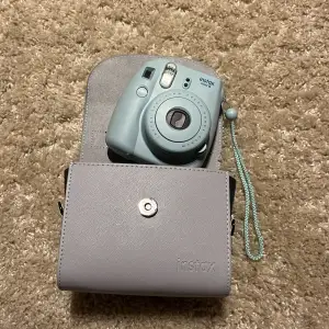 Instax mini 8 blå. + väska  Har inget kort i kameran!