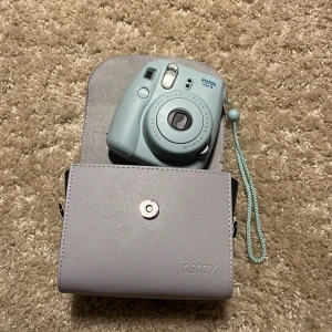 Instax mini 8 // blå🩵💙 - Instax mini 8 blå. + väska  Har inget kort i kameran!