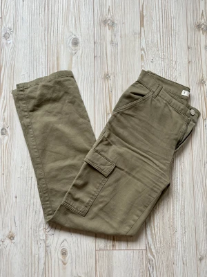Cargobyxor - Sköna gröna Cargobyxor i strl 36 från Mango! 