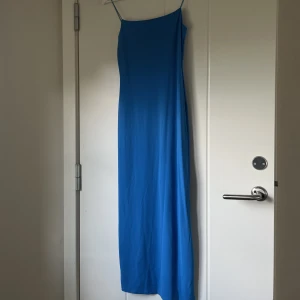 Lång stretchklänning  - Figurnära klänning från Zara.  Endast provad. Lappen sitter kvar.  Nypris: 299kr 