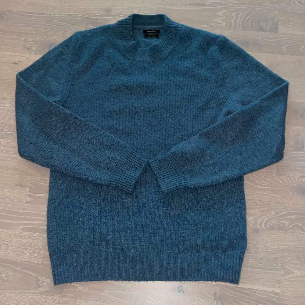 En stickad Massimo Dutti tröja som är i 9/10 skick, använd Max 5 gånger! Säljer för att den inte passar mig i storleken. ÖPPEN FÖR BYTEN! PRIS GÅR ALLTID ATT DISKUTERA!. Stickat.