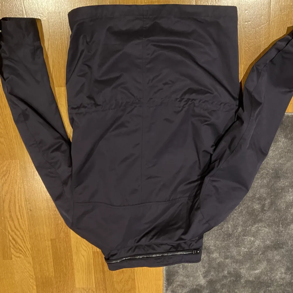 Säljer denna Feild jacka pga att den är i fel storlek. Den är så gott som ny och använd väldigt sällan. Jackor.