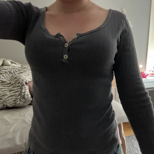 Marinblå farfars tröja  - Mått: one size, passar xs-m Stil: Marinblå, u-ringad, typ ribbad Skick: Bra skick och knappt använd 