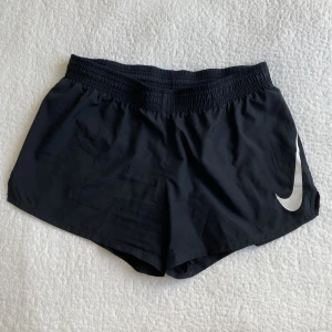 Träningsshorts  - Svarta träningsshorts från Nike dry fit, snörning i midjan, storlek M