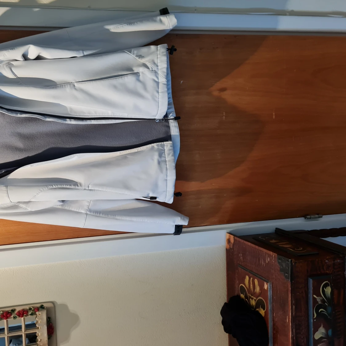 Vit vind/shell jacka 