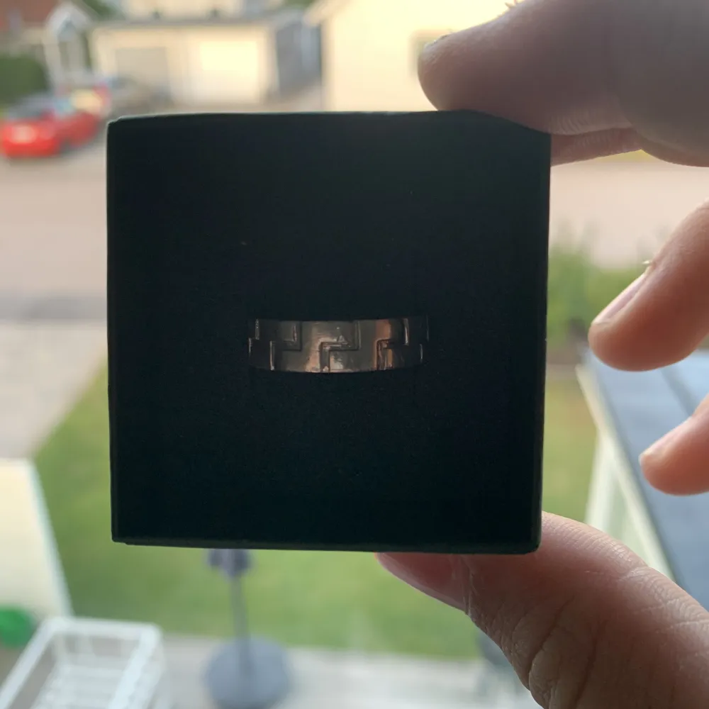 Äkta silver ring i bra skick ny pris 650kr rätt så stor är den så om du har små fingrar rekommenderar jag att inte köpa . Accessoarer.