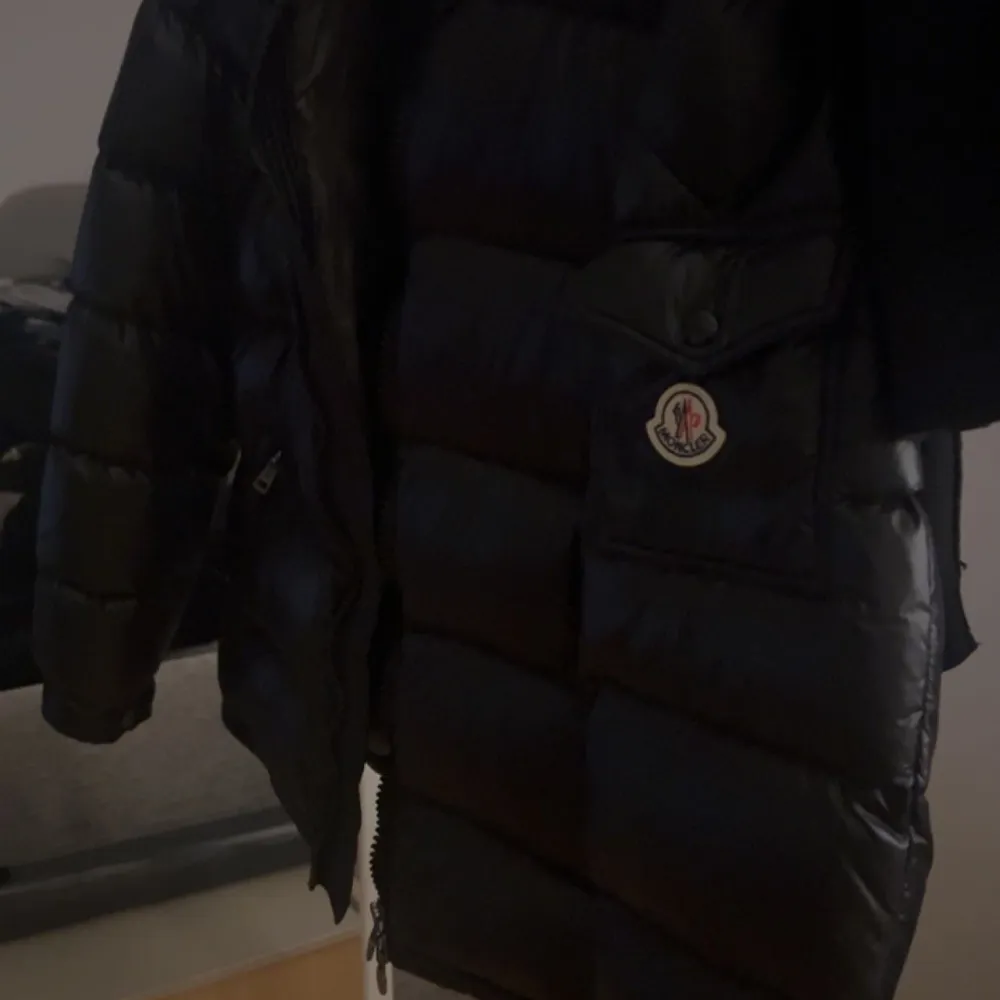 Moncler maya jacka möts upp i Helsingborg eller så fraktar vi över hella Sverige . Jackor.