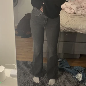 Levi’s Jeans - Jag säljer mina snygga high waist flared Levi’s jeans pågrund av att dom är för stora för mig. Dom är i nyskick och använda ungefär tre gånger. Storlek 29 och väldigt långa i benen, de passar mig som är 178 perfekt. Köpta för 1400kr, fri frakt💘