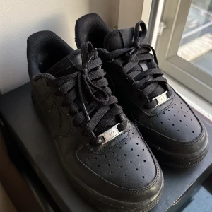 Air Force 1  - Säljer mina knappt använda svarta Air Force i storlek 35,5. Bekväma skor som passar till det mesta! 