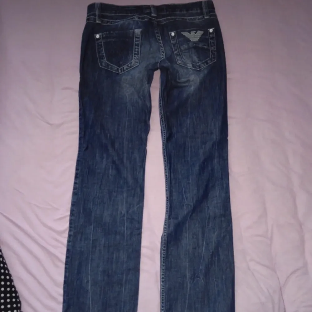 Lowwaised armani jeans, säljer för dom är korta för mig som är ca 165cm❤️över höfterna är 37 cm och innebenslängd 75 cm . Jeans & Byxor.