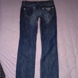 Lowwaised armani jeans, säljer för dom är korta för mig som är ca 165cm❤️över höfterna är 37 cm och innebenslängd 75 cm 